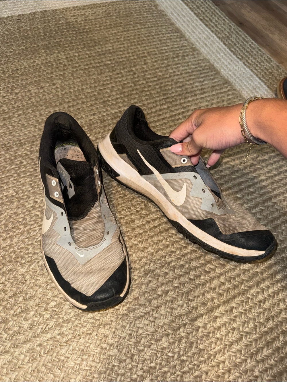 Nike Men’s Black and Tan Lightweight Athletic Sneakers